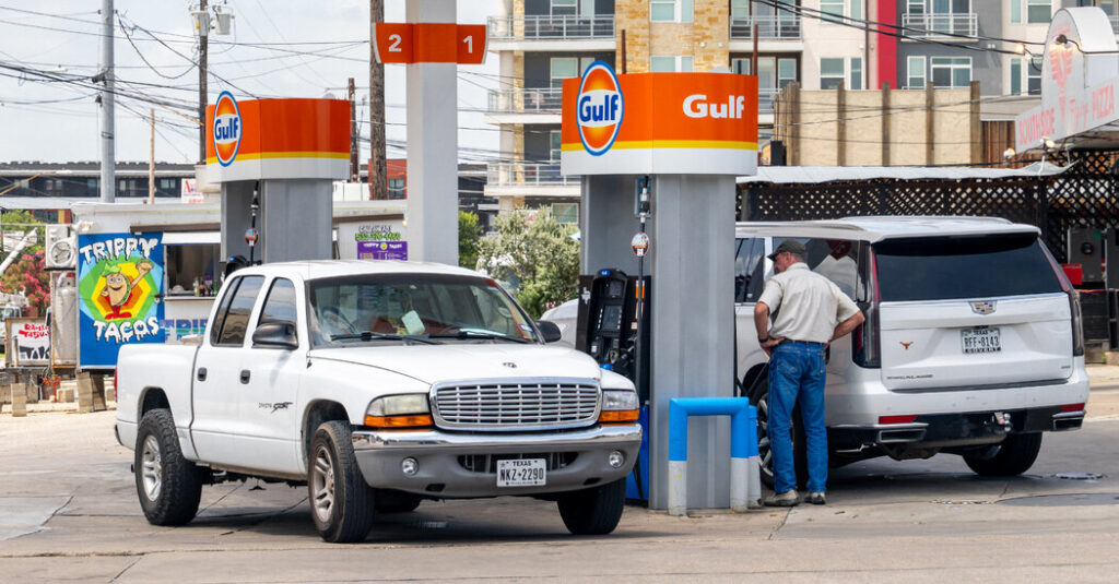 Gas Station Profits Rise as Oil Prices Fall